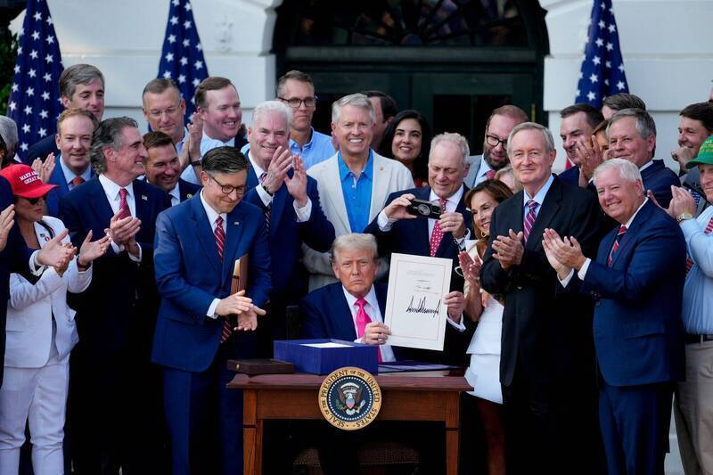 川普7月4日在白宮簽署「大而美法案」。（路透）