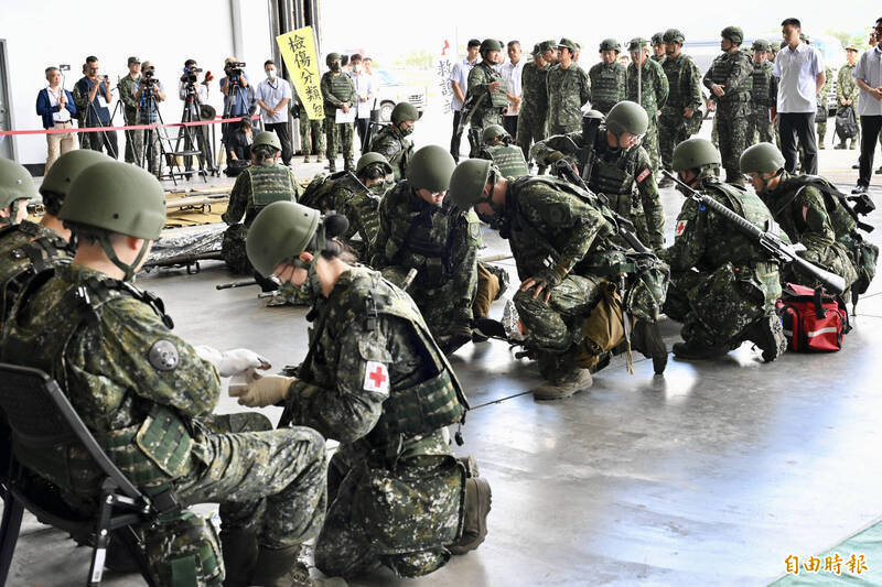 去年度國軍「漢光40號」演習，空軍第五聯隊操演傷患檢傷、分類及後送作業。（資料照）