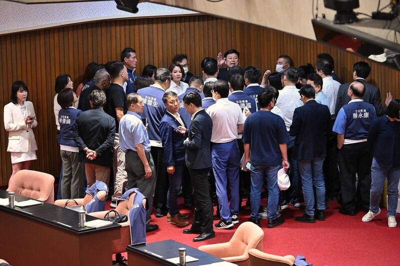 立法院藍白立委，全部聽命於傅崐萁，仗著多數，通過法案時，手段蠻橫，完全無視程序正義，才是獨裁。（資料照）