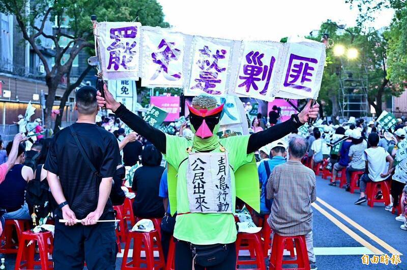 反共護台志工聯盟日前在立法院外舉辦活動，民眾高舉罷免就是剿匪。（資料照）