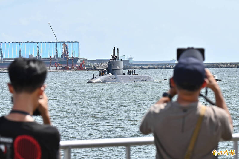 海鯤號潛艦6月17日從旗津出海進行測試，現場吸引數十位軍事迷與大批媒體守候捕捉歷史性一刻。（資料照）
