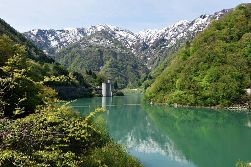 位於日本富山縣境內的黑部峽谷，是當地盛夏消暑、入秋賞楓的首選，並曾獲選日本祕境百選之一。圖為黑部峽谷水庫。（林鐵及文資處提供，中央社）