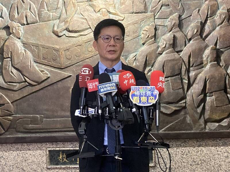 教育部政務次長張廖萬堅遭爆因公務行程出國，卻攜妻子同行，並享受通關禮遇、搭乘使館公務車等，引發爭議。（資料照）