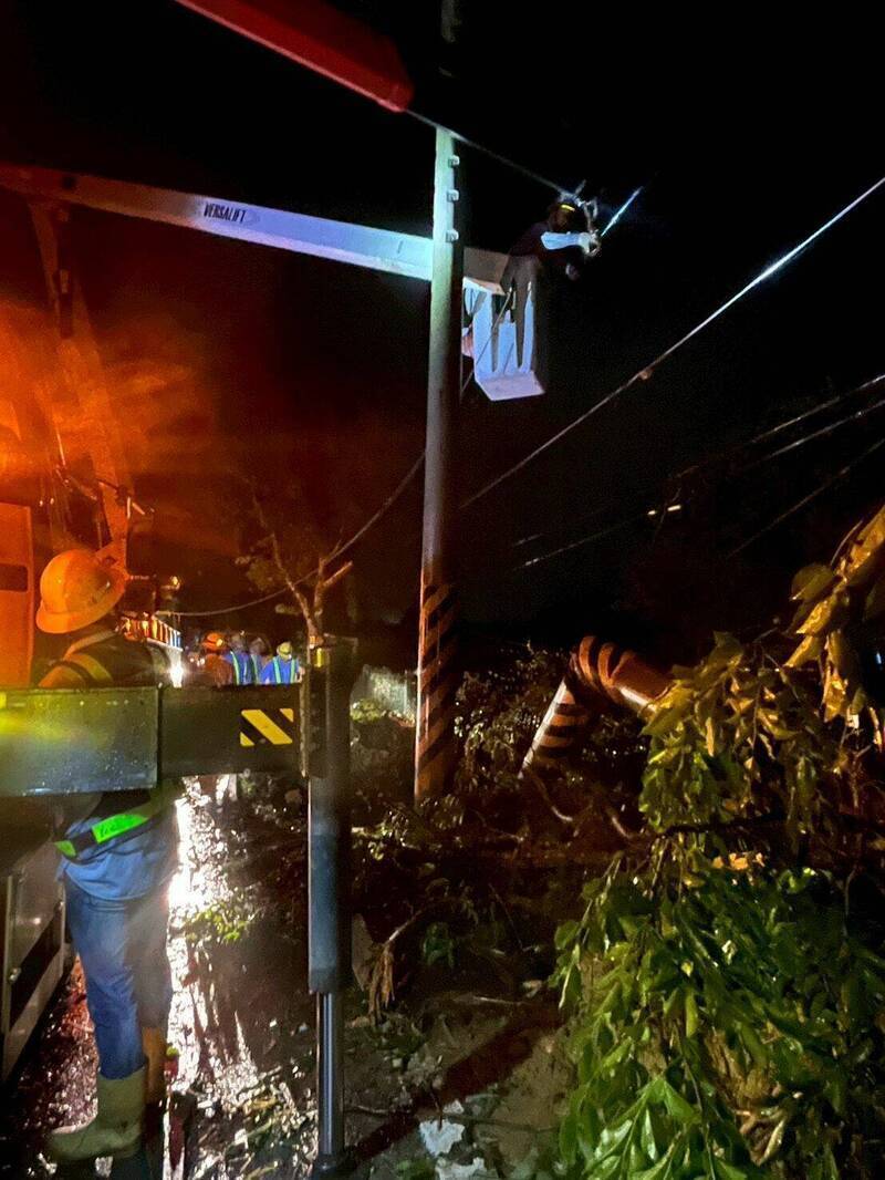 每逢風災停電，台電工作人員冒著風雨在入夜後仍持續搶修。（台南市府提供）
