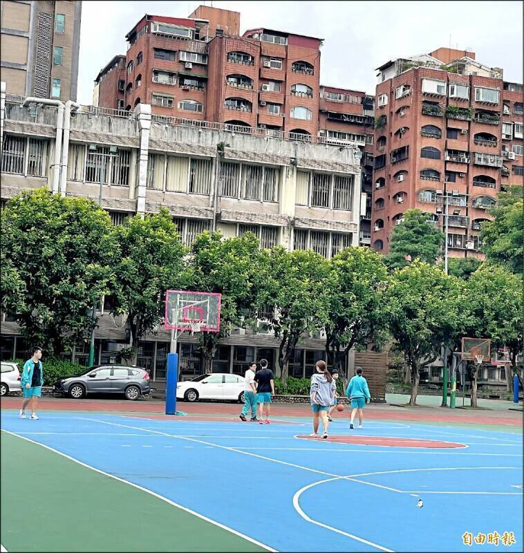 教育部長在全國教育局處長會議提出開放校園成為「社區運動場」，並由學校提供民眾球具，打造學校成為社區的運動中心，引發熱議。示意圖，圖中人物與本文無關。（資料照）