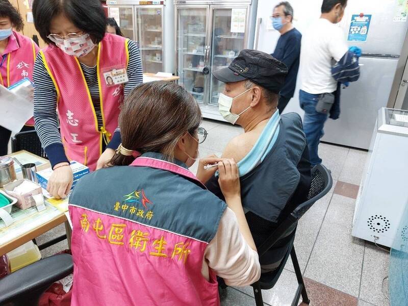 台灣衛生所長年肩負癌症篩檢、傳染病防治、疫苗接種、健康促進、兒童與高齡照護等多重任務，工作負擔重。圖為護理師施打疫苗。（圖：台中市府提供）