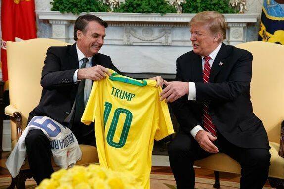 川普要求巴西法院釋放 Bolsonaro，兩人私交甚篤。圖為2019年兩人於白宮會晤。（美聯社檔案照）