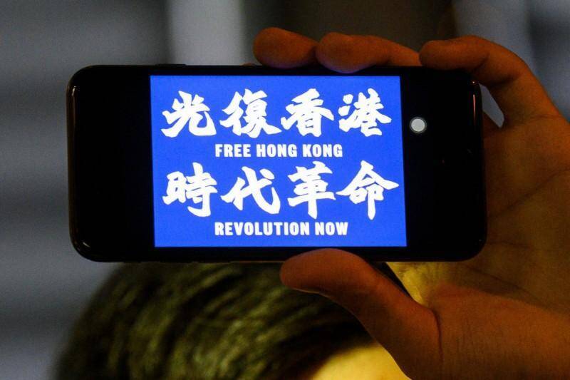 香港「反送中運動」期間，港人在抗爭現場轉向使用一款名為「Bridgefy」的藍牙APP，破解中共、港府的網路監控。（法新社檔案照）