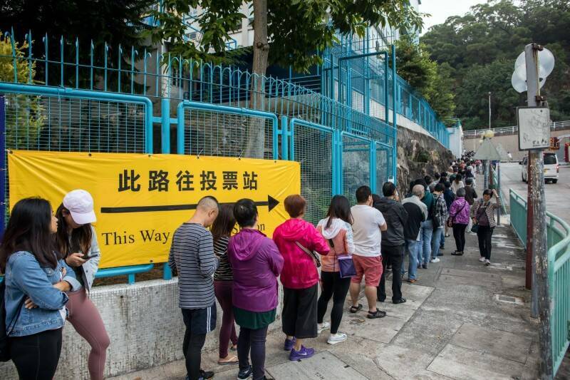 香港區議會選舉所帶動的社區發展、重建、服務、以及各種社區政治力量拉動的社區動員。圖為2019年區議會選舉，許多投票所一早就大排長龍。（彭博檔案照）