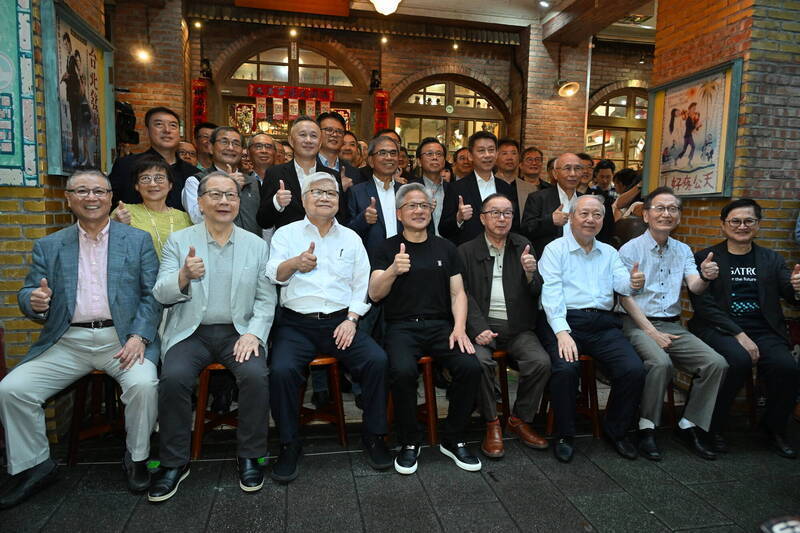 輝達執行長黃仁勳宴請供應鏈台廠大老闆，並一起合影。（資料照）