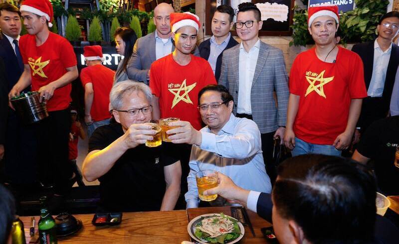 黃仁勳悄悄成為華府最具影響力的巨頭，且在美中台與其他地方，都受到熱切的歡迎。圖為黃仁勳旋風席捲越南，越南總理范明正陪同品嘗當地美食。（圖取自I_Leak_VN X帳號）