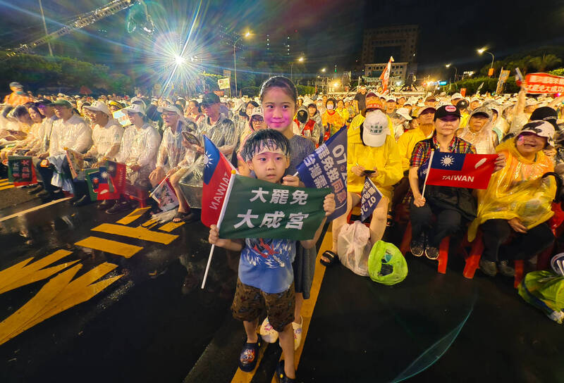 26日就是罷免投票日，公民團體舉辦晚會，訴求大罷免大成功。（記者王藝菘攝）