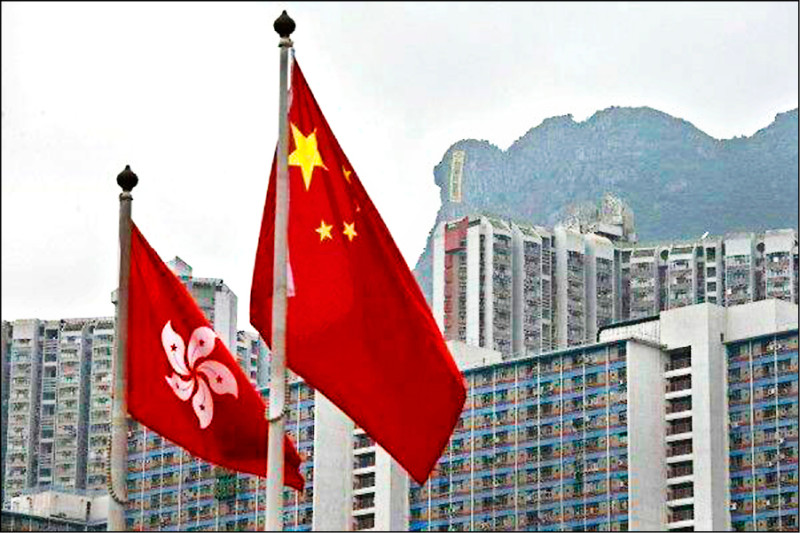 条例不仅展现金融科技发展的企图，也呼应中共在2022年20大的政治方针—「由治及兴」的新香港蓝图。 表面上，这是一项政策性质的金融创新，实际上却牵动着更深层的地缘政治与权力布局。 （路透文件照）