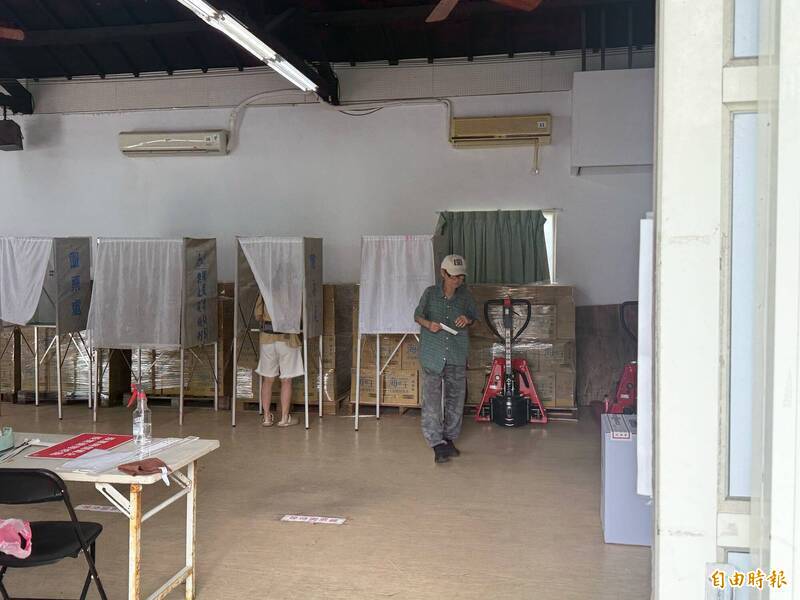 凡二階連署越積極者，在三階投票時的同意罷免催票率也相對較高，例如徐巧芯、傅崐萁。圖為傅崐萁罷免案投票情況踴躍。（資料照）