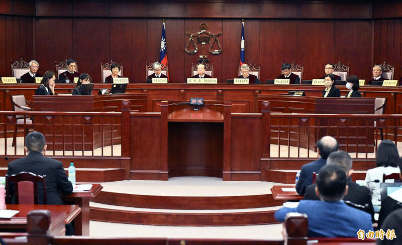 是誰通過違憲法案擴權？是誰癱瘓憲法法庭？又是誰貪污被收押？但該黨主席卻仍大搖大擺地違法集會？都不是民進黨。（資料照）