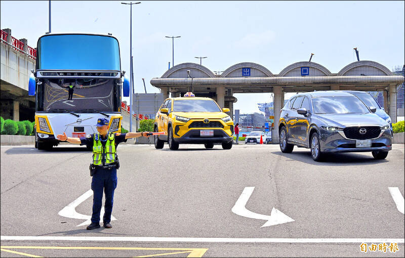 開車避難似乎不是一個好選擇，機車應該是一個更能兼顧機動性與載重能力的好選項；示意圖。（資料照）