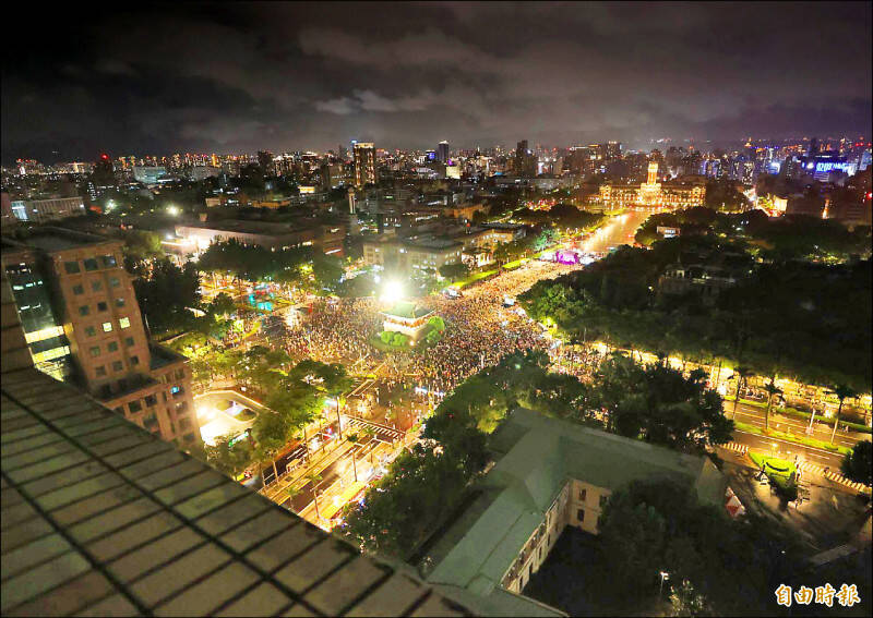 大罷免首波投票，反共護台志工聯盟7月24日在總統府前凱達格蘭大道舉行「迎向成功 凱道晚會」，主辦單位估計有10萬人不畏暴雨湧入凱道。（資料照）