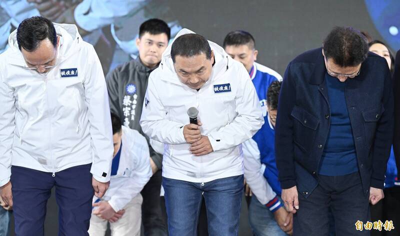 2024年总统大选候选人侯友宜（中）败选，与副总统候选人赵少康（左）、党主席朱立伦（右）等人在开票现场向群众鞠躬致意。 （资料照）