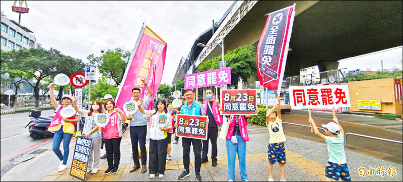 為讓823罷免國民黨立委成功，民進黨中市議員到台中第三選區站路口宣傳。（資料照） 