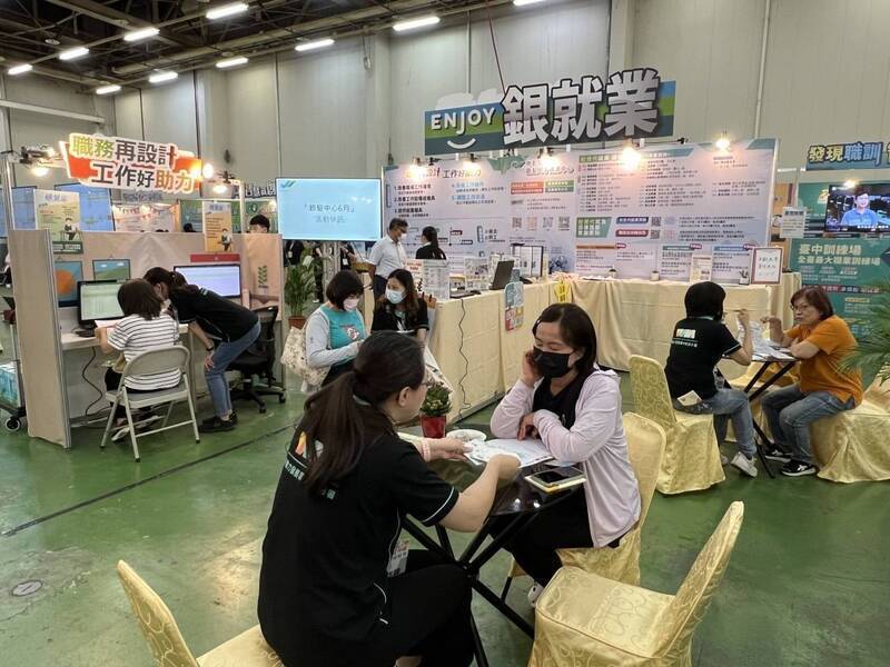 勞動部勞動力發展署中彰投分署為中高齡者找工作，日前舉辦就業博覽會。（資料照，中彰投分署提供）