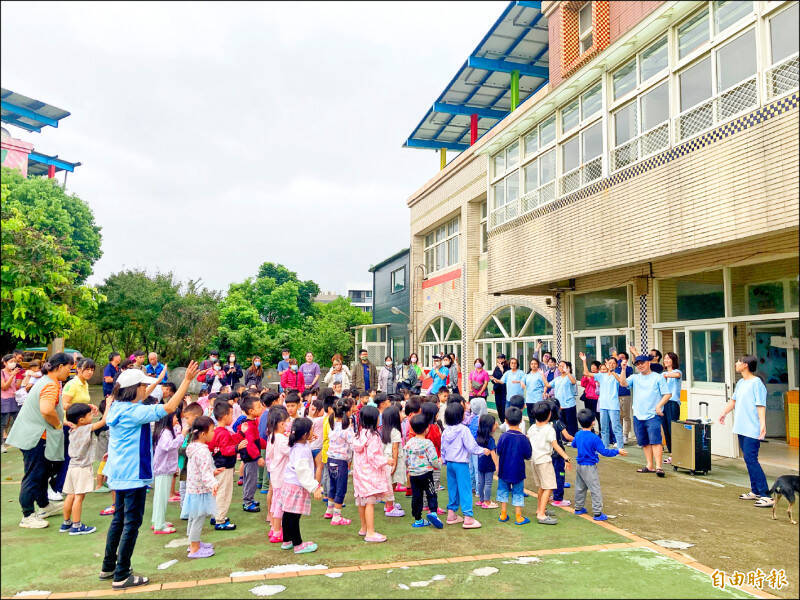 幼兒園老師帶領小朋友戶外活動，須有受過教育訓練的人員才能勝任。（資料照）