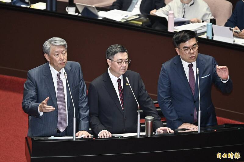 針對「因應國際情勢強化經濟社會及民生國安韌性特別條例」普發現金1萬，行政院長卓榮泰（中）表示8月完成法制化馬上執行。（資料照）