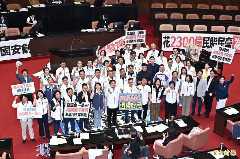 立法院院會通過《因應國際情勢強化經濟社會及民生國安韌性特別條例》，規劃發放現金一萬元。（資料照）