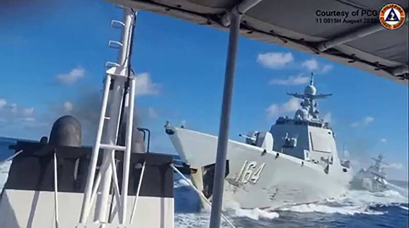 中國海警3104號，日前在南海追逐菲律賓巡邏艦時，撞上自家飛彈驅逐艦「桂林號」（舷號164）。（法新社檔案照）