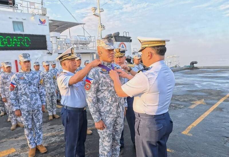 菲律賓巡邏艦蘇祿號，遭中國軍警船艦夾擊，不僅靈活閃避成功，還導致中國軍警船艦相撞。返回馬尼拉後，全員授勳。（取自菲海防臉書）