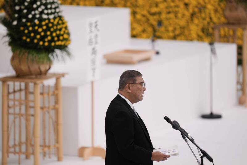 日本首相石破茂8月15日在終戰80週年追悼會上發表演說。 （美聯社）