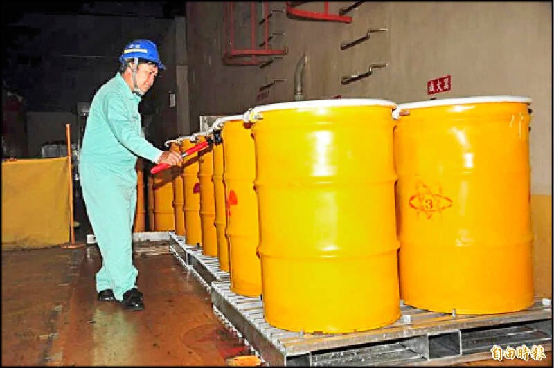 執政黨很明白說出發展核電的條件是，確定安全、核廢料可以處理、民眾充分被告知。圖為核三廠內的低階核廢料約有1萬桶。（資料照）