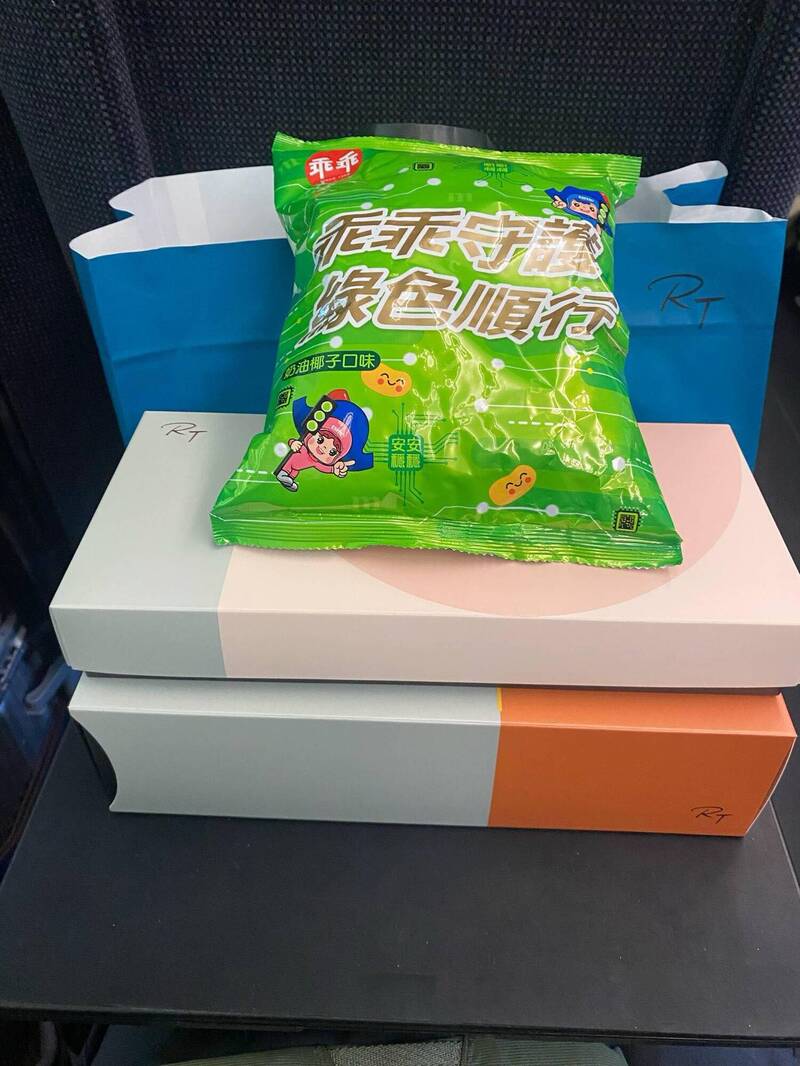 大罷免如火如荼的時候，收到來自台積電EUV機台加持過的綠色大包乖乖！（取自貼文）