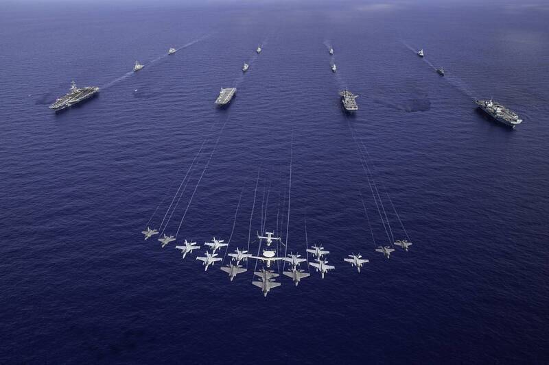 美、英、日等6國海軍機、艦8月齊聚菲律賓海演訓，並藉「照相演習」（PHOTOEX）等課目時機，演練編隊航行等戰術作為，強化各軍間作業互通性。（英國皇家海軍航艦打擊群官方X帳號）