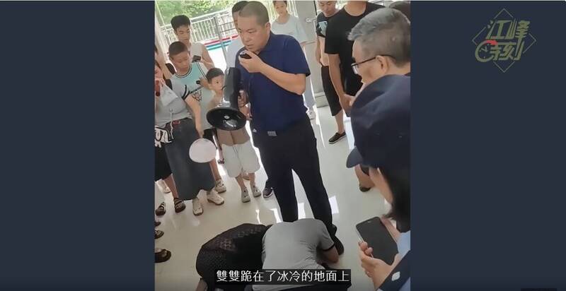 那位說不出話的聾啞母親，和她那個不識字的丈夫，雙雙跪在了冰冷的地面上。（取自江峰時刻）