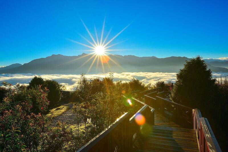 阿里山日出遠近馳名，吸引無數海內外遊客慕名而來。（嘉義縣政府提供） 