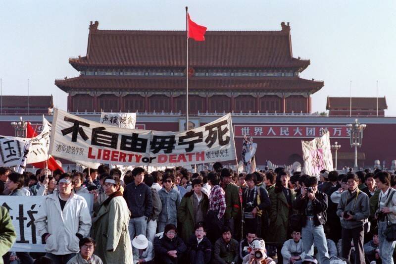 1989年北京天安門廣場聚集了數以萬計的學生、工人和一般市民陳情，最後卻是中共下令軍隊向手無寸鐵的人民大屠殺。（法新社檔案照）