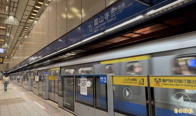 台北捷運利用區間車分擔繁忙時段的人潮，圖為龍山寺站。（資料照）