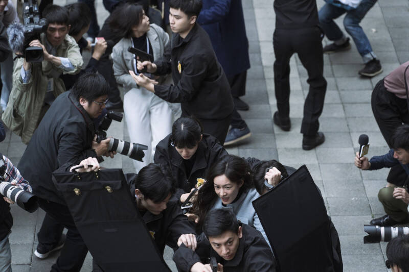 藝人Janet飾演的角色（中）在《零日攻擊》參與總統大選投票，遭遇恐攻。（牽猴子提供）