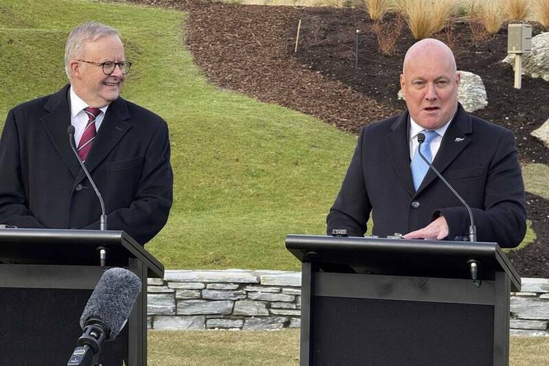 紐西蘭總理盧克森（右）與澳洲總理艾班尼斯（左）日前會晤並舉行聯合記者會。（美聯社檔案照）