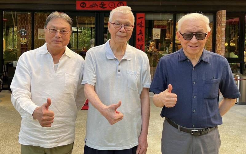 曹興誠（右）偕同友人，8月18號拜訪紀萬生（中）先生，合影留念。（取自貼文）