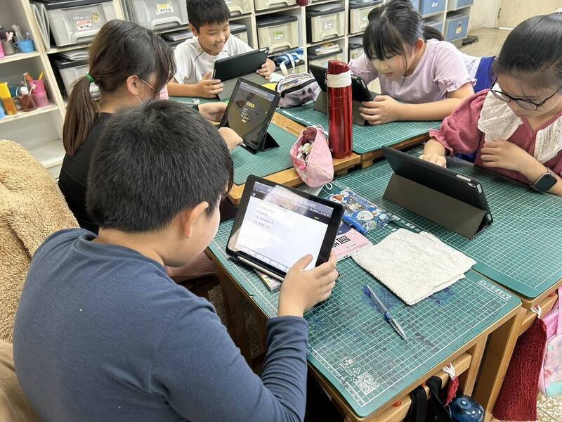 為提升基本學力檢測表現，學生分組在「因雄崛起」平台進行學習。（台南市教育局提供）