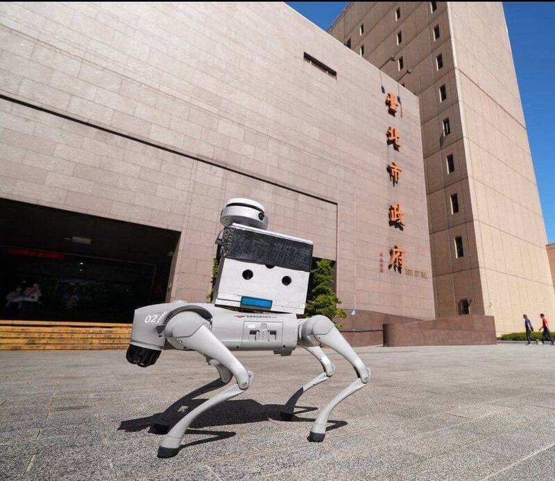 台北市政府說已引進機械狗來進行巡檢測繪的工作，疑似是中國產品。（取自貼文）