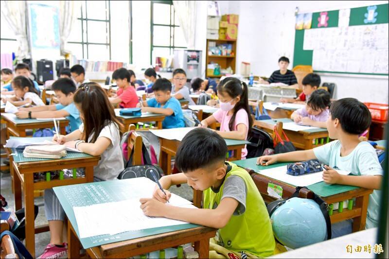 苗栗縣政府針對全縣公私立國中小學三到八年級學生，實施國英數三科學力檢測，並對學力偏低的學校和鄉鎮，實施輔導並定期追蹤成效。（資料照）