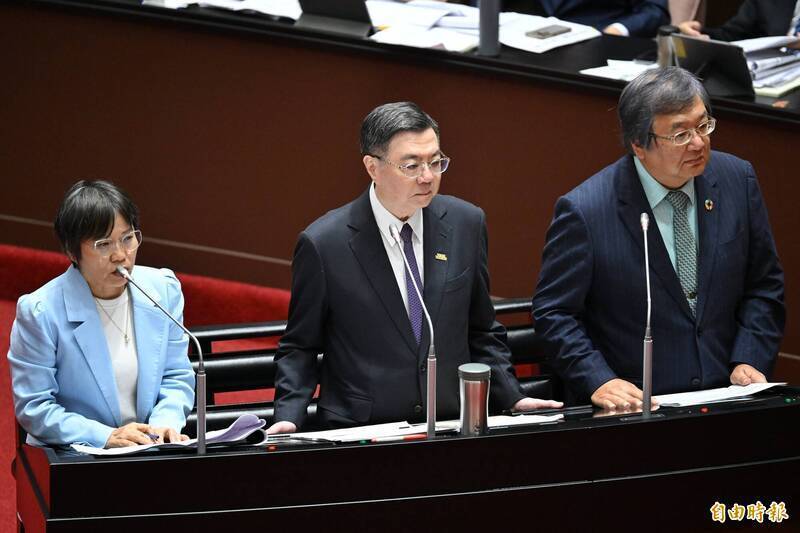 行政院長卓榮泰（中）就「新世代打擊詐欺策略行動綱領2.0執行成效」赴立法院專案報告及備詢，內政部長劉世芳（左）表示已查緝車手到案。（資料照）