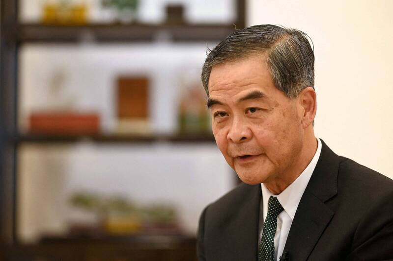 前香港特首梁振英日前在芬蘭公園「跟拍恐嚇」法輪功學員。（法新社檔案照）