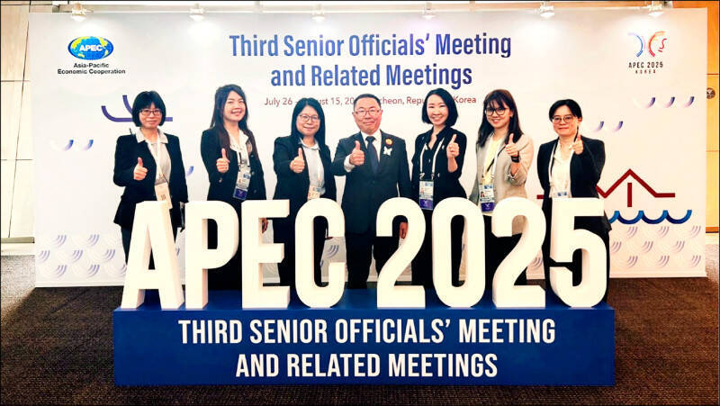 行政院政委林明昕（中）8月初率團出席2025年APEC婦女與經濟論壇。（行政院提供）