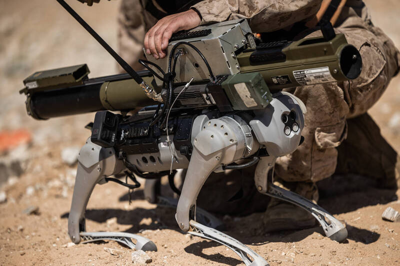 美軍2023測試的中國製宇樹機器狗，不僅扛槍還在亞馬遜上即可輕鬆購買。（取自美軍陸戰隊空地特遣部隊訓練司令部MAGTFTC）