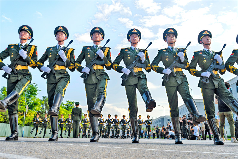 嚇阻中共的防線正在迅速衰退。美國應該號召成立「第一島鏈公約組織」，以對抗中共對第一島鏈國家的持續侵略。圖為中共9月3日閱兵部隊操演。（美聯社）