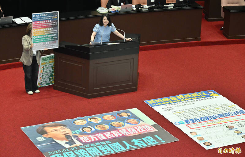 民進黨團在立院議場地板張貼海報，反諷在野黨刪除預算爭議。（資料照）