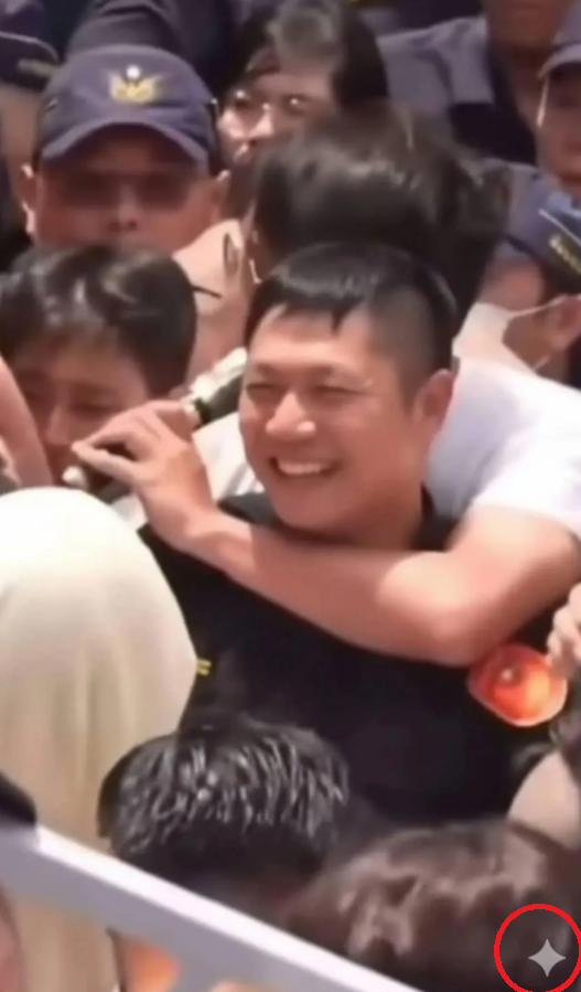 民眾黨主席黃國昌8月30日上街抗議時，左手一度勒住警察脖子，小草竟以AI合成出警察燦笑的畫面，右下角為Gemini浮水印。（資料照，圖擷自Threads）